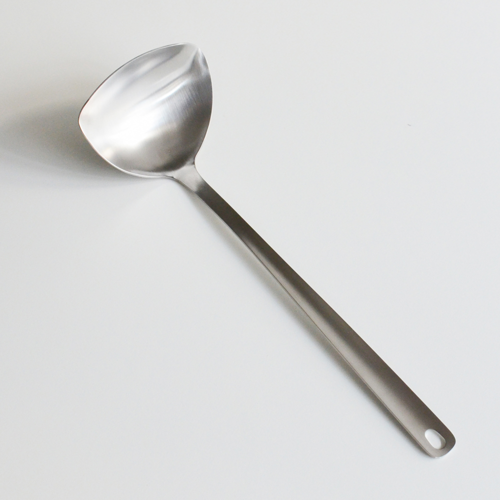 すくいやすく注ぎやすいレードル