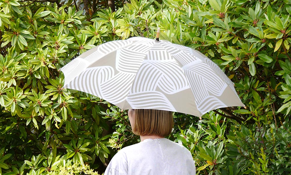 日本の伝統的な手法で染め上げた、大人のための日傘