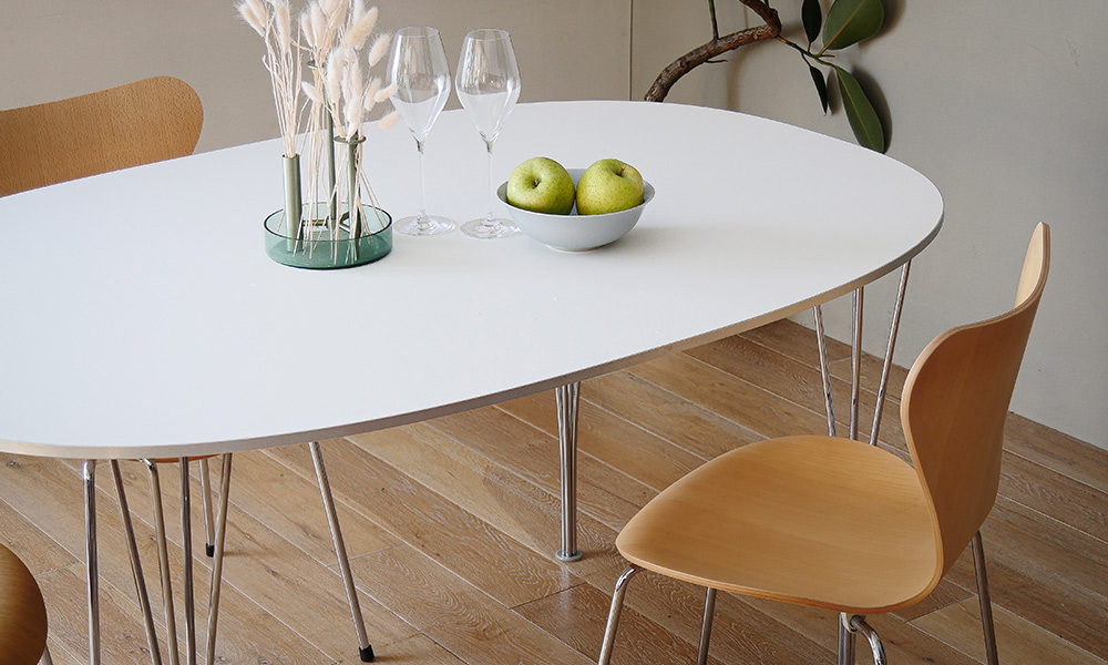 絶妙な角度が美しい、フリッツハンセンの名作テーブル